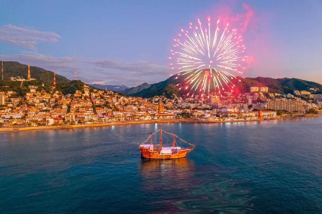 Fuegos artificiales sobre la Bahía de Banderas vistos desde el Malecón de Puerto Vallarta de noche